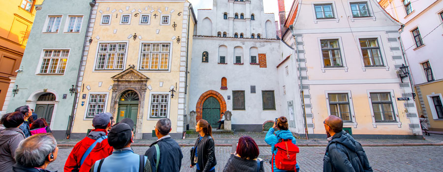 Tourists-in-Riga-900x350